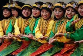 Puisi di samantanz dengan menggunakan bahasa gayo. Pemerintah Aceh Dukung Hari Tari Saman Republika Online