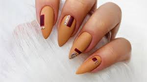 Geometric Nails Beige Burgundy Light Gold Geometryczne