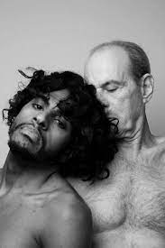 Ney à flor da pele é uma antologia visual, toda composta por imagens de arquivo, das performances e palavras do artista brasileiro, desde o tempo dos secos e molhados até aos nossos dias. Aos 75 Anos Ney Mato Grosso Posa Sem Camisa Em Ensaio Ao Lado De Jovem Rapper Tribuna Do Agreste