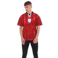 Realizzata in poliestere leggero e morbido, questa maglietta presenta un taglio a maniche corte e una chiusura ad un bottone per un look retro. England 1998 World Cup Finals Shirt England Retro Jersey 3 Retro