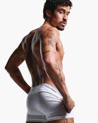 Bad Bunny estrela a campanha da Calvin Klein dirigida e fotografada por  Mario Sorrenti. O cantor veste as underwears Icon Cotton Stretch. “Esse  projeto já estava em andamento há algum tempo, e