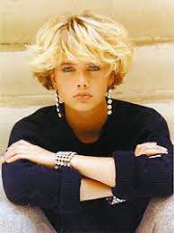 La règle des 6 centimètres, élaborée par le coiffeur john frieda, vous permettra de savoir si vous pouvez prétendre à une coupe courte. Epingle Par Aurelia Braga Sur Beaute Dessange Coiffures Coiffure Annee 80 Coupe Carre Court