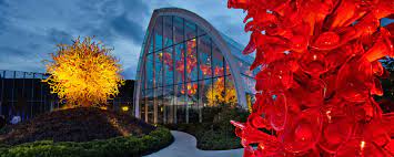 Chihuly Garden And Glass Is A Museum In The Seattle Center Showcasing The Studio Glass Of Dale Chihuly Chihuly Glass Museum Glass Sculpture