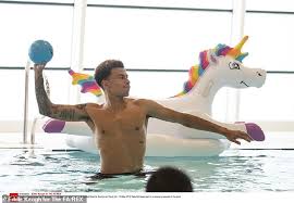 Последние твиты от harry maguire (@harrymaguire93). England Footballers Declan Rice And Ben Chilwell Race On Inflatable Unicorns At St George S Park Express Digest