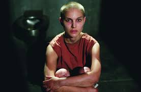 V per vendetta, film statunitense del 2005 con hugo weaving e natalie portman, regia di james mcteigue su sceneggiatura dei fratelli wachowski, basata sulla graphic novel v for vendetta scritta da alan moore e disegnata da david lloyd. Pin On Filmes