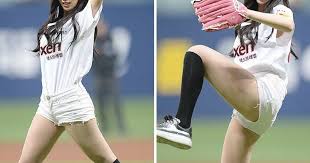 This Beautiful Idol Shows Off Her Honey Thigh Kpop Girls Kpop Girl Groups Thighs