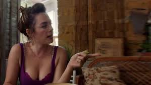 Demet Evgarın göğüs dekolteli pozlarına arkadaşlarından yorum yağdı