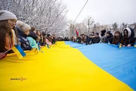 На демонстрацію вийшло понад 30 тисяч людей. Yak U Lvovi Svyatkuvatimut Den Sobornosti Programa Novini Divis Info