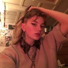 Stream Elle Riddle music