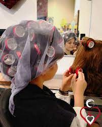 Jeune Apprentie Avec Une Mise En Plis Hair Rollers Hair And Beauty Salon Sleep In Hair Rollers