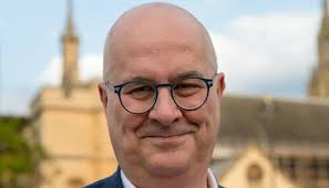 City council's lead commissioner retires suddenly