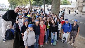 Photo Pape Léon XIV à Paris : des jeunes du diocèse d'Avignon tout à leur ...