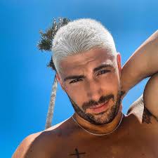 Puntiamo sul trend della tinta grigio cenere e platino per dare un tocco . Chi Magazine Capelli Corti E Biondo Platino Facebook