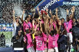 La segunda jornada futbolera en fin de semana de noviembre ha estado marcada, como de costumbre, por las atajadas, golazos, jugadas y bloppers, que se vivieron en los di. Versus Independiente Del Valle Un Club Modelo Campeon De La Sudamericana
