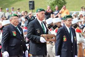 On cherche en vain la main articulée que le capitaine danjou, dix ans plus tôt, en algérie, s'était fait fabriquer à la suite d'un accident d'arme à feu. Le Lieutenant Colonel Er Zlatko Sabljic Nous A Quittes