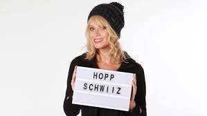 Dieser druck ist teil einer serie von designs, die einige der besten skiorten europas. Hopp Schwiiz Und Ab Zur Huttengaudi