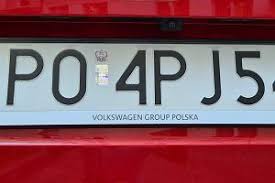 Tradycyjna tablica rejestracyjna zawiera czarny zapis na białym tle. Tablice Rejestracyjne Wszystko O Samochodach I Motoryzacji Moto Pl
