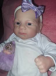 Mamitas y viejitos pascueros!!!! Ultimo bebé reborn ☺️ Bebé reborn de  vinilo, cuerpo de tela y ojos abiertos Mide aprox. 50 cm. Viene con su  ropa, mamadera y pañal desechable Valor $50.000