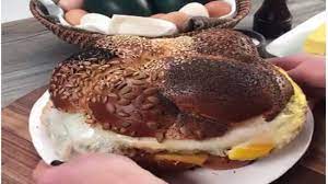 Jumlah telursupaya telur ayam kampung dapat. Waduh Telur Burung Unta Ini Jadi Sandwich Sarapan Okezone Lifestyle