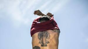 Esta cumbia con amor se la quiero yo cantar, a mi virgen de lujan aquí estoy frente a tu altar. Enzo Perez Mostro Al Detalle Sus Tatuajes Con El Escudo De River En Primer Plano Lados