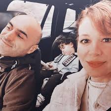 Güldür Güldür'ün sempatik oyuncularından birisi olan Aylin Kontente'nin  Sevgililer Günü paylaşımı yaptı. Kontene "Aslında bu yoktu içimden geldi:)  Sen! İşte sen evde sen. Tatilde sen,yan odada sen,mutfakta sen tuvalet  sırasında ben yani