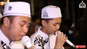 Lirik ibu aku rindu menggambarkan betapa perjuangan seorang ibu sungguh tak terbayangkan susahnya. Lirik Ibu Aku Rindu Gus Azmi Broonet