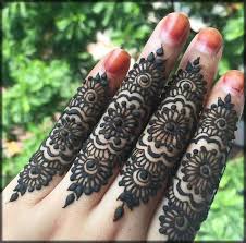 This henna design adopts a very artistic style in henna as a whole. Easy Mehndi Designs For Beginners Step By Step