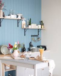 Le plateau de cette table haute de bar est fabriqué en bois massif et présente des courbes naturelles sur la longueur pour un style contemporain très moderne. Quelle Largeur Choisir Pour Une Table Haute Nos Conseils Idmarket Com