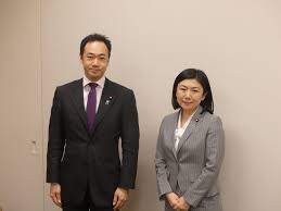 2021年10月4日発足した岸田内閣で、当選3回の 若手議員 でありながら デジタル大臣に起用 され注目を集めています。. ä»¤å'Œ2å¹´9æœˆ30æ—¥ ç‰§å³¶æ–°é'å¹´å±€é•·ã¨ éˆ´æœ¨ã'ã„ã™ã' å…¬å¼ãƒ›ãƒ¼ãƒ ãƒšãƒ¼ã‚¸