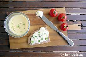Je nachdem, was für eine art käse man machen möchte, gibt es unterschiedliche labmengen, wartezeiten, temperaturen etc: Kochkase Rezept Hessische Spezialitat Mit Harzer Kase Brotwein