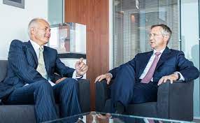 The world's richest and most influential people participate in games of desire. Wenn Private Banker Raus Aus Der Bank Wollen