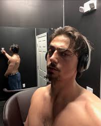 💈💇 It was time to clean it up. Long? or short hair?