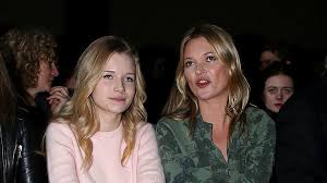 Lottie Moss Will Nicht In Schwester Kates Fussstapfen Treten Promiflash De