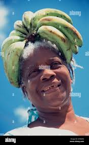 Caraibi donna in st Lucia indossando un grappolo di banane sulla sua testa  come un cappello Foto stock
