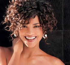 pin von christine auf short hairstyles frisuren fur dicke lockige haare kurze haare frisur ideen lockige frisuren