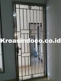 Kontan saja aku kaget, ternyata yang masuk itu adalah tapi sebenarnya aku bangga, bisa menunjukkan batang kemaluanku pada tanteku. Model Pintu Stainless Minimalis