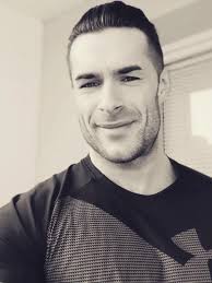 Vyzerá ako filmová hviezda a ženy ho milujú: Pozrite sa, KTO JE tento  krásavec!