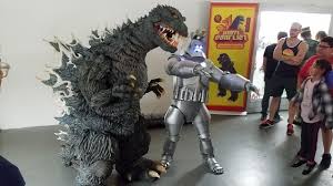 Tom hiddleston , samuel l. Godzilla Vs Mechani Kong At The Vinyl Toy Show Godzilla