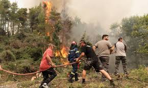 Κυκλωμένο από τις φλόγες είναι αυτή την ώρα το χωριό ελληνικά. M3n0dzzhqmq4gm