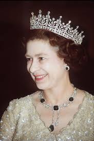 La Reine Elizabeth Ii Pendant Un Banquet Elle Porte La Girls Of Great Britain And Ireland Diamond Tiara Et Un Reine Elizabeth Reine Elizabeth Ii Elizabeth Ii