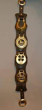 Monta inglese, monta western, monta da lavoro, monta autraliana, monta spagnola 3 19th Century Leather Straps With Horse Brasses La67013 Loveantiques Com