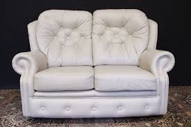 Divani a 2 posti in tessuto scegli i divani a 2 posti in tessuto facili da pulire sfoderabili e lavabili in. Divano Due Posti Originale Chesterfield In Pelle Bianco Creme 335 Divani Originali Chesterfield Brescia Vendita E Noleggio