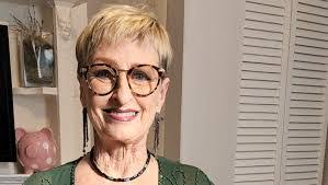 Kari Mackey's Instagram, Twitter & Facebook