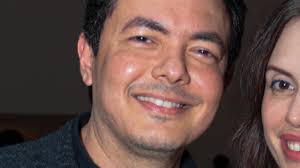 Alan Severiano faz rara aparição com a esposa em evento na noite de SP