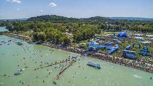 Il lago balaton chiamato anche mare magiaro, si trova nell'ungheria occidentale ed è il più grande lago dell'europa centrale. In Diesem Jahr Findet Das 39 Balaton Durchschwimmen Statt Wunderbarerbalaton De