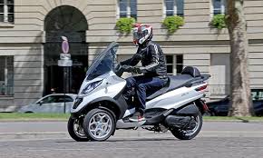 La grande originalité de ce scooter est de posséder deux roues à l'avant, articulées par un parallélogramme. Piaggio Mp3 350 And 500 2018 Review