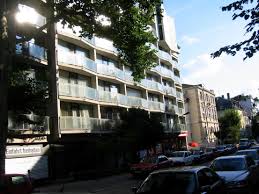 Dieser stadtteil besticht durch seine gründerzeitarchitektur und die ruhige lage, obwohl sich das westend in unmittelbarer nähe zur city, der alten oper und der fressgass mit einer großen auswahl an ausgezeichneten restaurants und geschäften befindet. 1 Zimmer Wohnung Zum Verkauf Arndtstrasse 22 60325 Frankfurt Westend Sud Frankfurt Am Main Mapio Net
