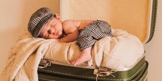 Ilustrasi ibu dan bayi (dok.unsplash/jonathan borba). 100 Nama Bayi Laki Laki Inggris Keren Terlengkap Unik Dan Penuh Makna Diadona Id