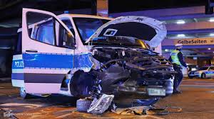 Tu cherches un club avec une ambiance familiale ? Schwerer Crash Mit Polizeifahrzeug Am Alten Markt In Wuppertal 12 03 2021 Youtube