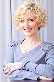Short Curly Bob Hairstyles For Older Women Short Curly Hairstyles For Women Short Curly Haircuts Curly Hair Styles Naturally